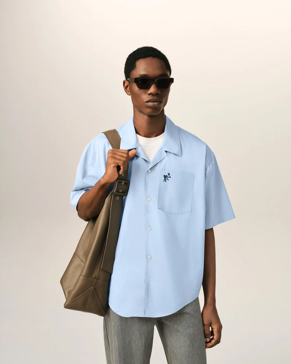 Blue boxy cotton short-sleeve shirt with tulip
