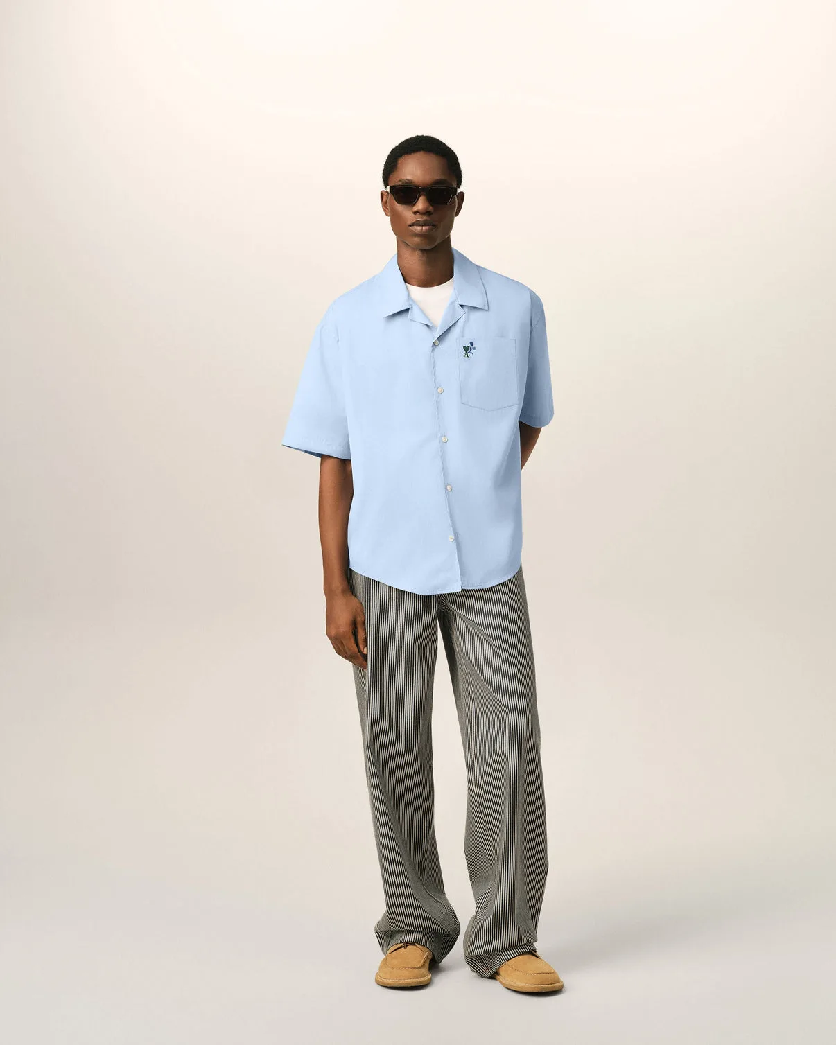 Blue boxy cotton short-sleeve shirt with tulip