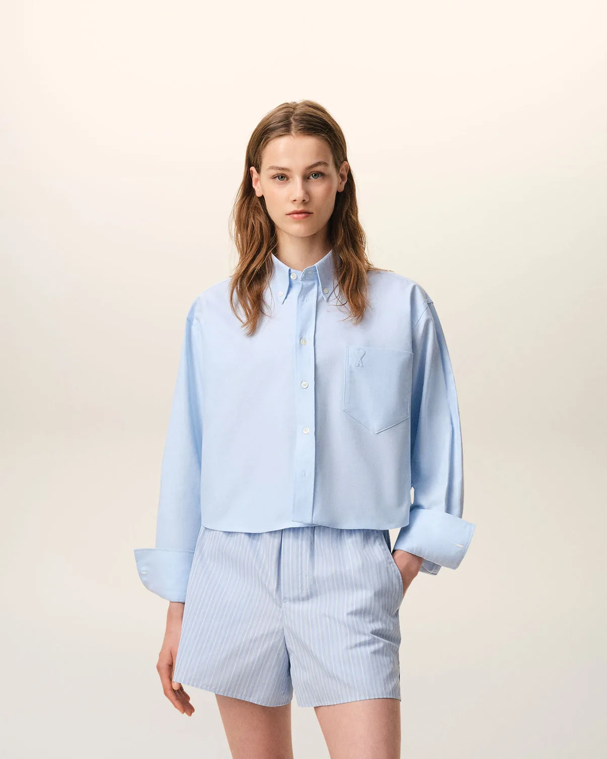 Blue cropped cotton shirt with embossed