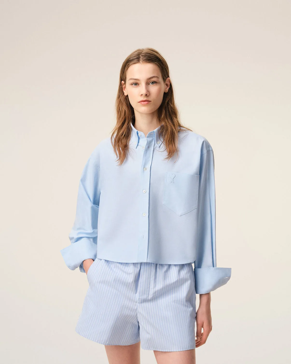 Blue cropped cotton shirt with embossed
